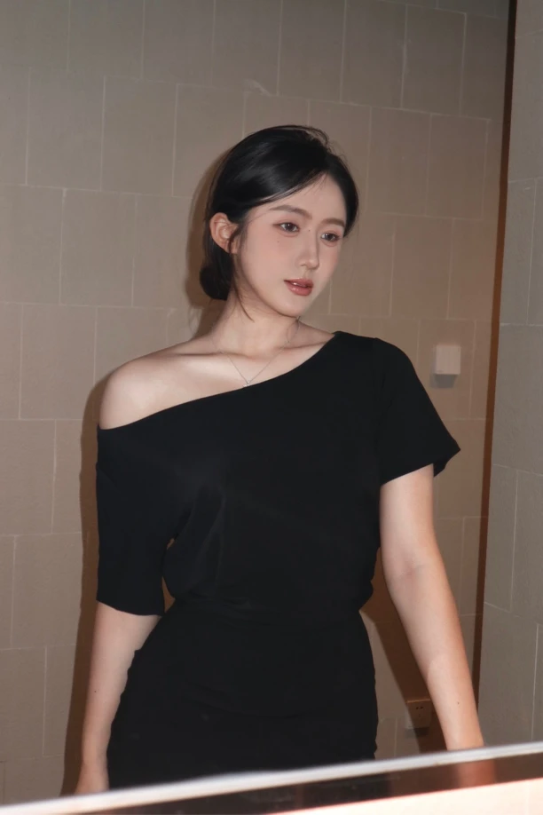 JNS包臀裙斜肩高腰纯色连衣裙露肩短款紧身修身