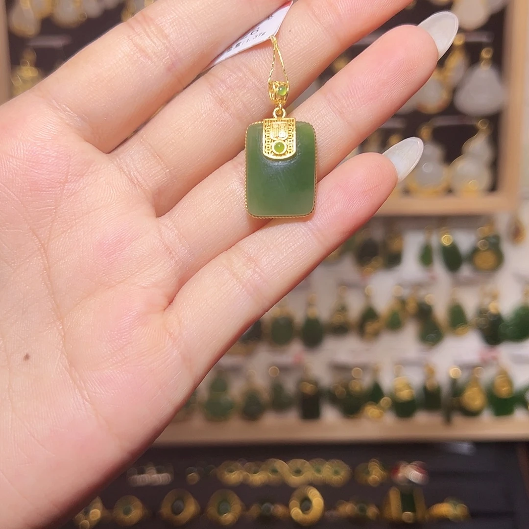依***然颈饰足金镶嵌和田玉
