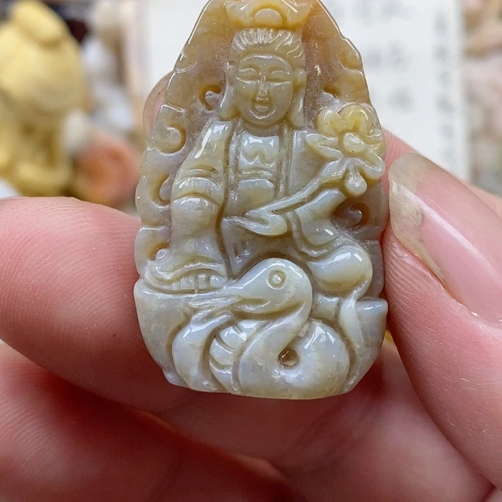 颈饰未镶嵌硅化珊瑚（珊瑚玉）