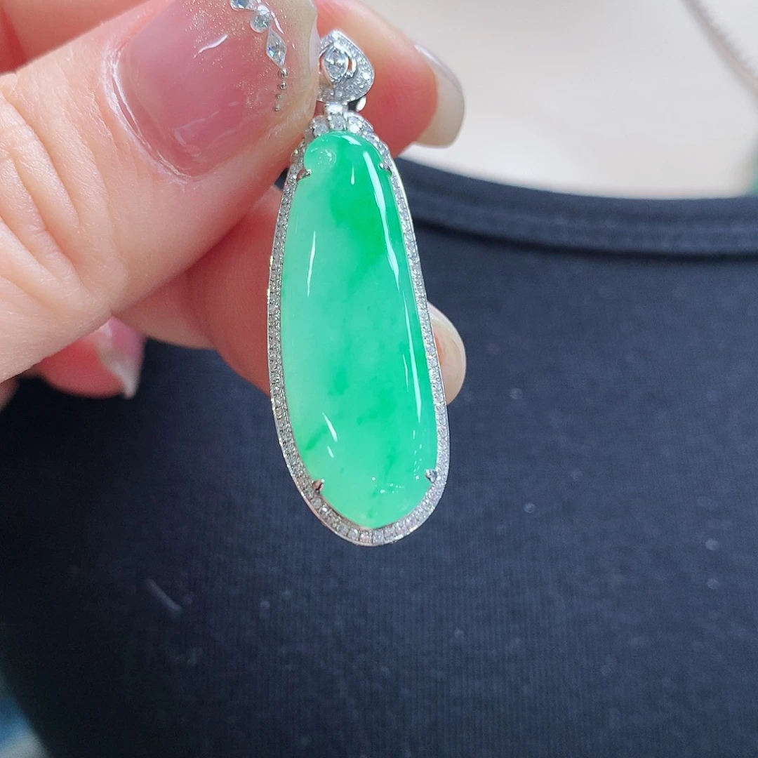 翡翠颈饰18K金镶嵌福瓜