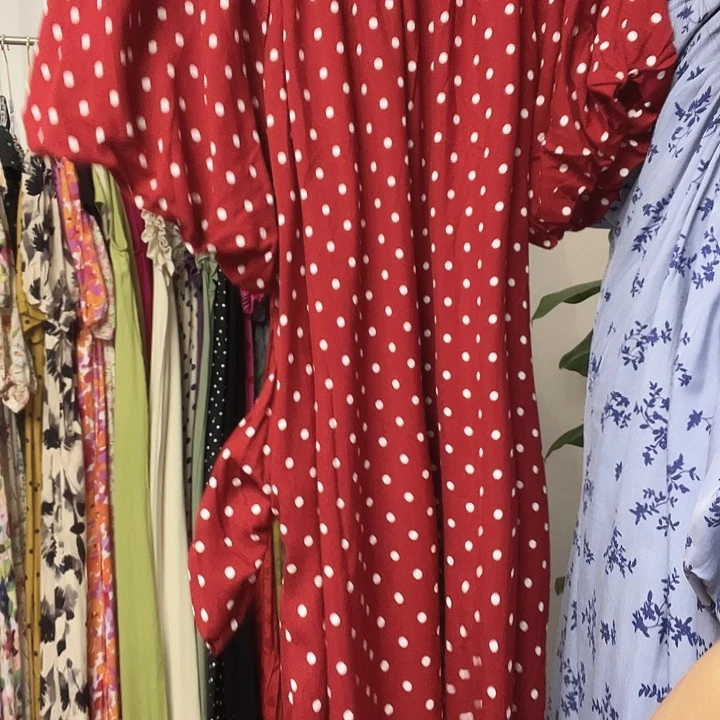 套头波点方领红色135