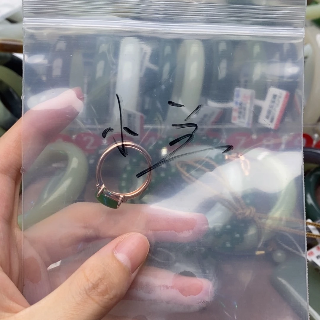 和田玉手镯未镶嵌小**?