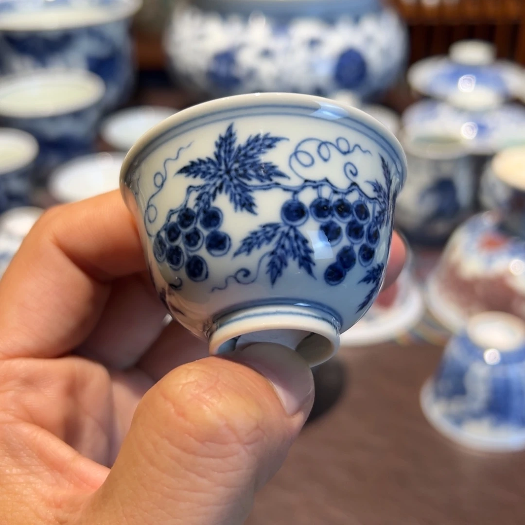 精品青花葡萄纹一口杯口径约5.5厘米
