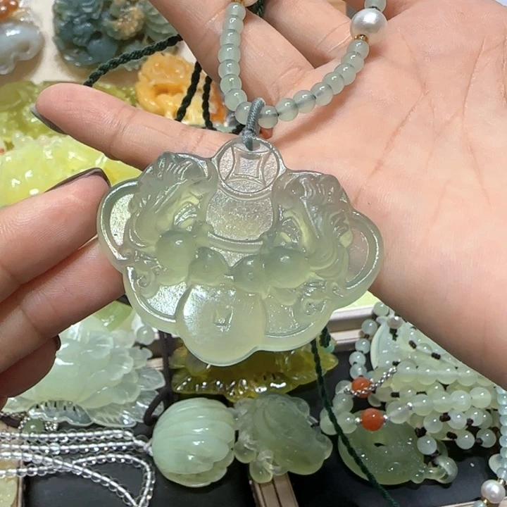 未镶嵌蛇纹石玉吊坠