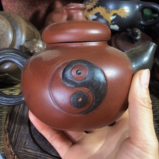 茶壶紫砂原矿泥料手工制作的一把紫砂壶。