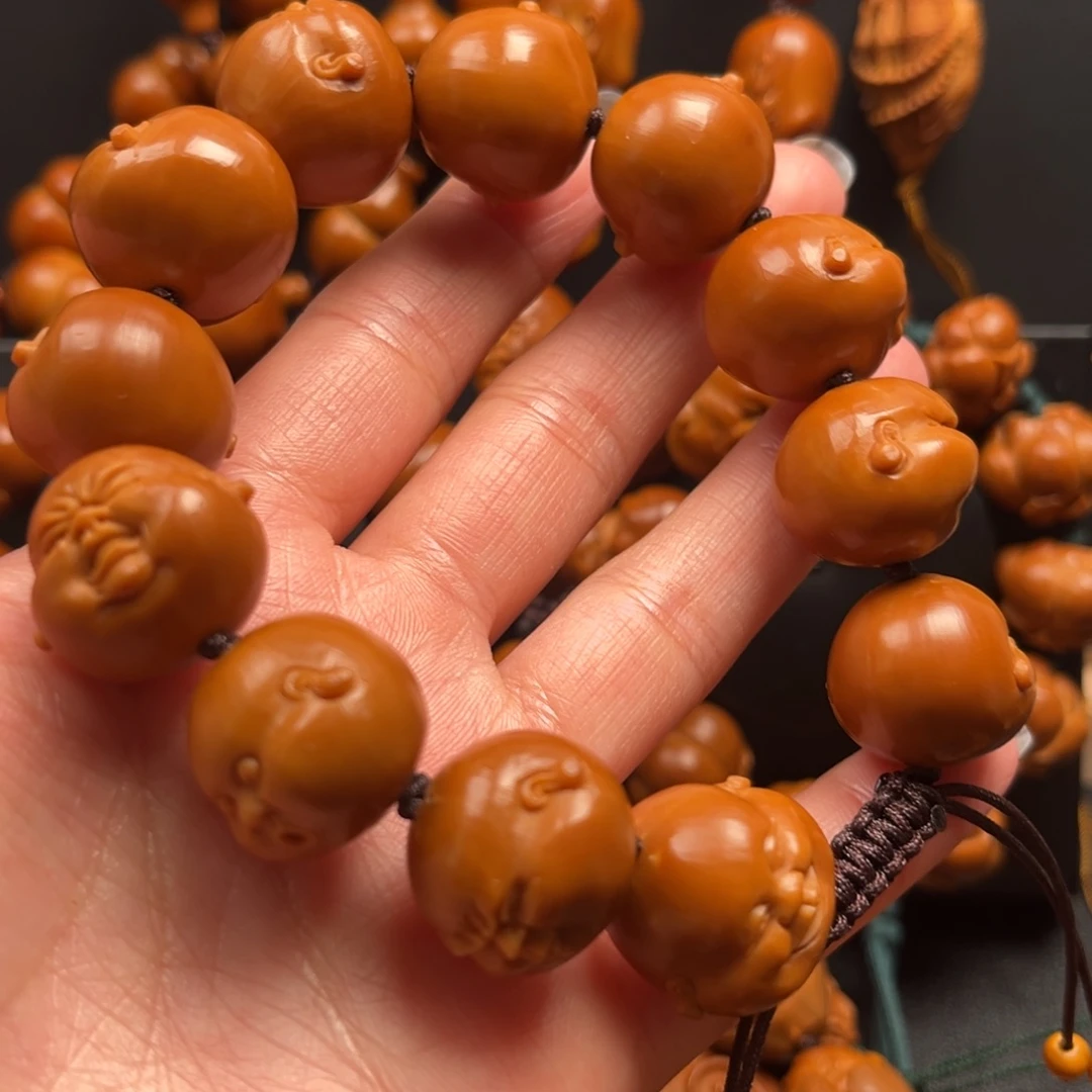 小***春橄榄核吊坠人生百态