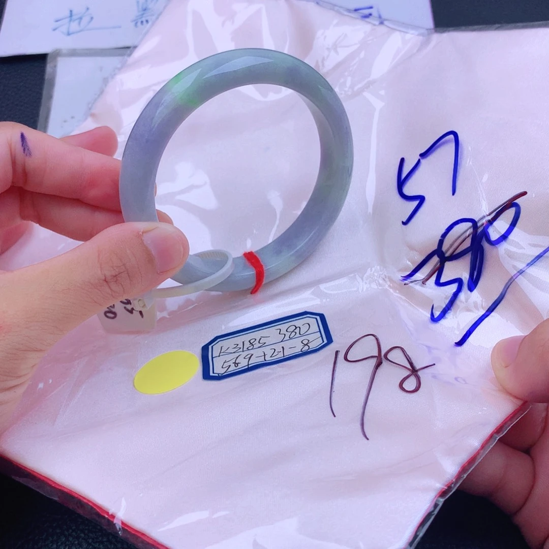 翡翠手镯未镶嵌翡翠