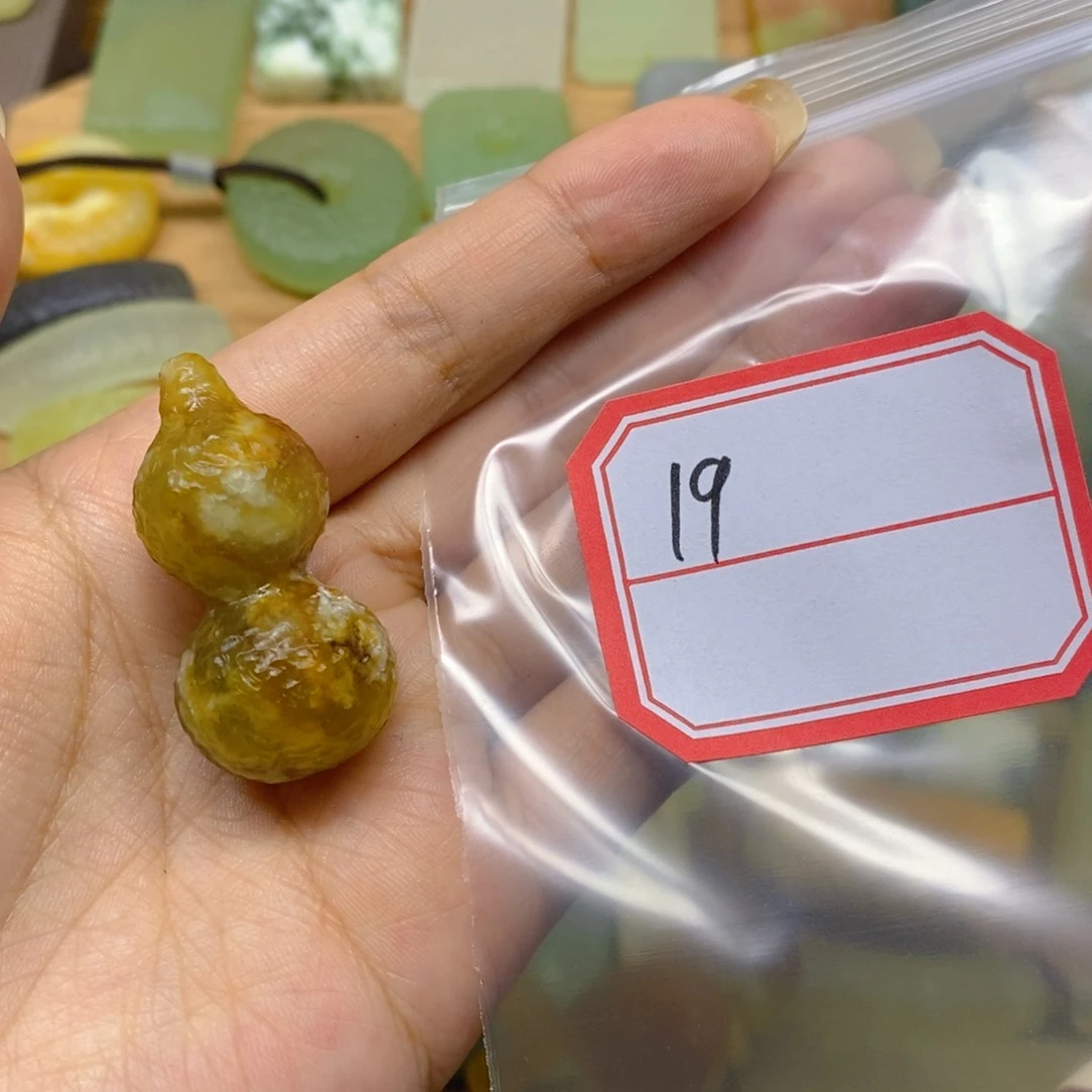 蛇纹石玉未镶嵌颈饰郝**命