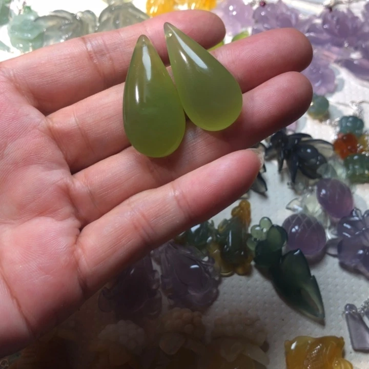 蛇纹石玉未镶嵌耳坠