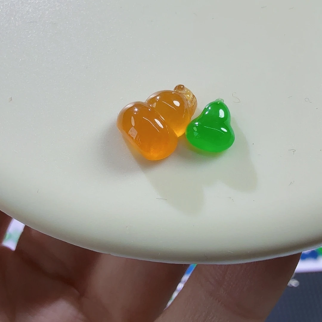 翡翠未镶嵌颈饰葫芦一对