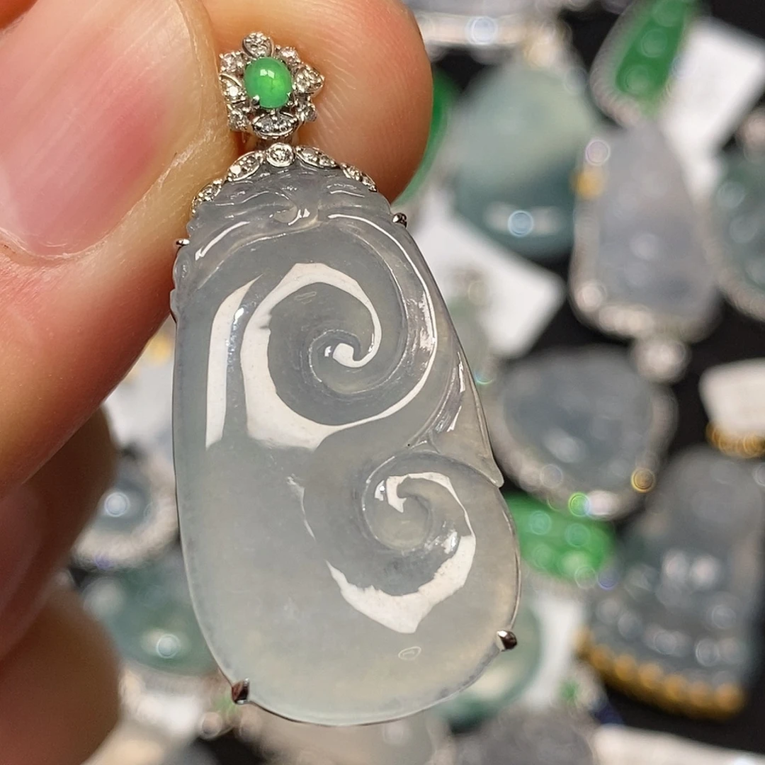 翡翠18K金镶嵌颈饰如意