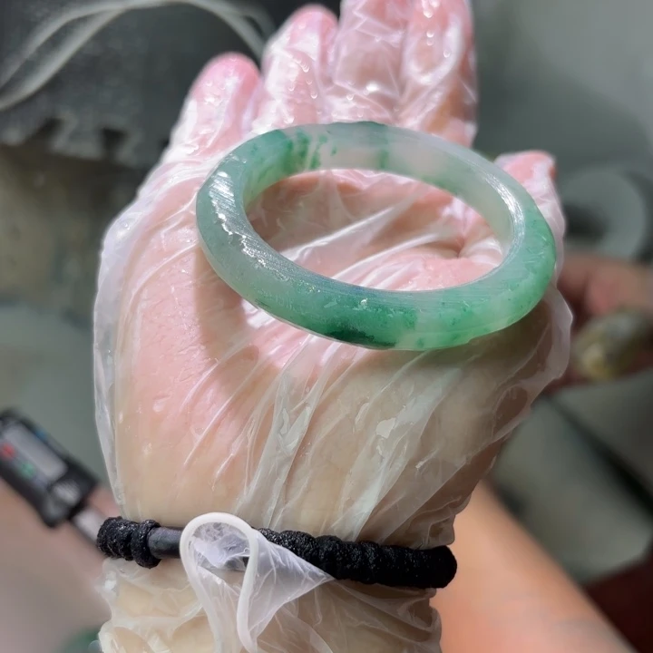 璇***-未镶嵌手镯石英质玉（非洲翠）定制