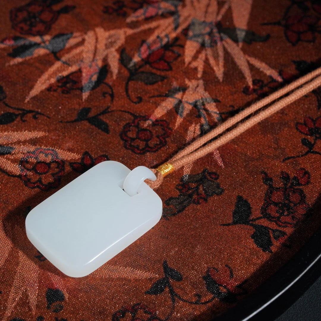 【鹿鸣】若初 |  和田玉俄巴沙白玉无事牌颈饰 32*22*7.5mm   LM09