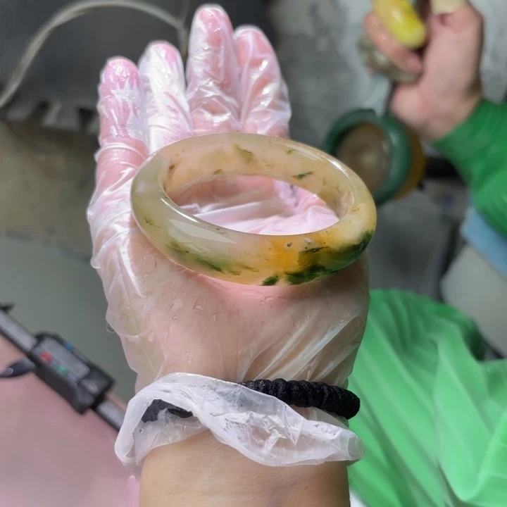 哎***嘘未镶嵌手镯石英质玉（非洲翠）定制