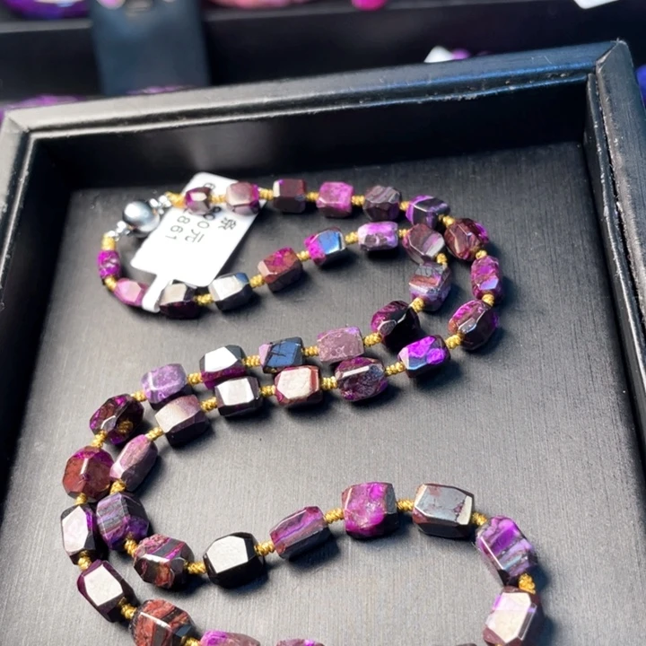 未镶嵌苏纪石（舒俱来）颈饰丝绒