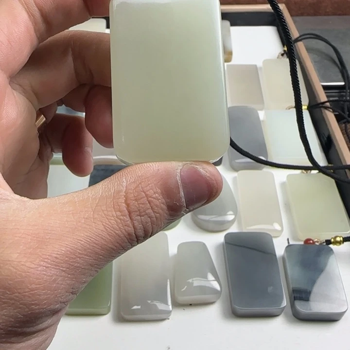 和田玉颈饰未镶嵌豆***果