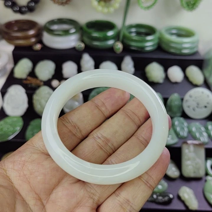 和田玉未镶嵌吊坠(赠链)