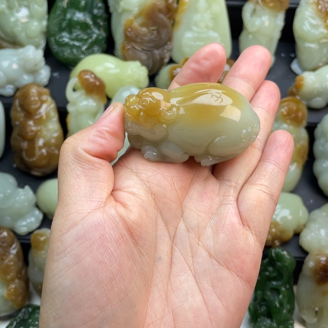 香***树和田玉未镶嵌颈饰