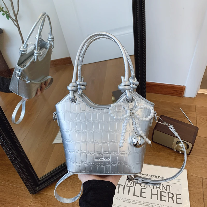 高级感鳄鱼纹质感手拎水桶包斜挎包女款2025新款潮春夏时尚百搭