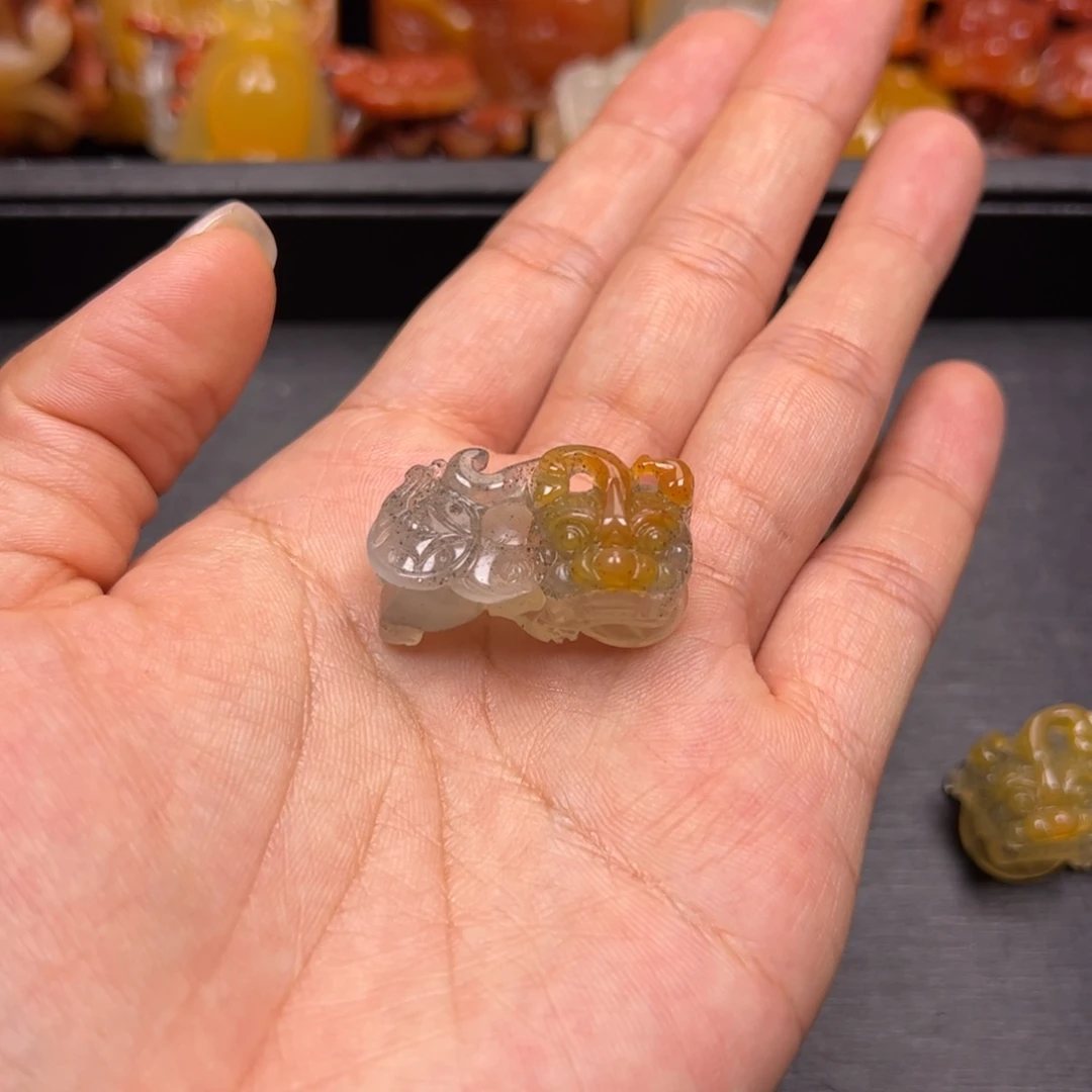 l****石英质玉（黄龙玉）未镶嵌颈饰