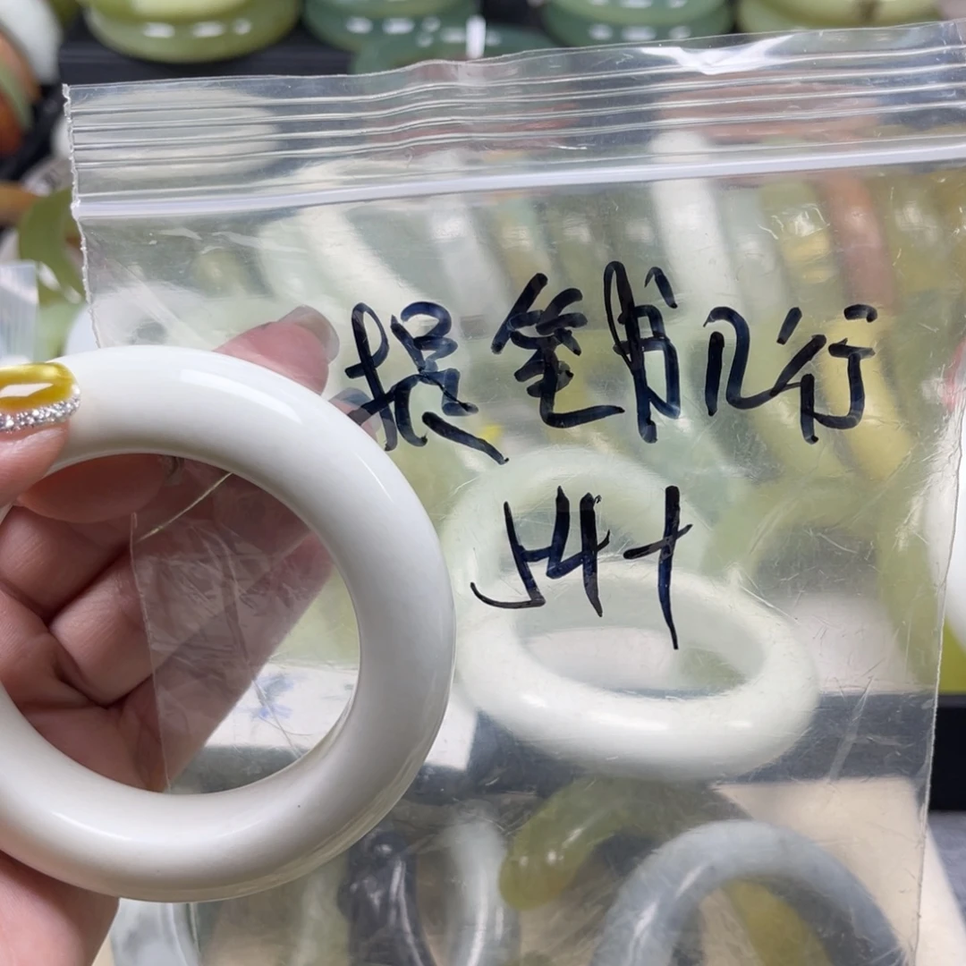 提***行蛇纹石玉未镶嵌手镯