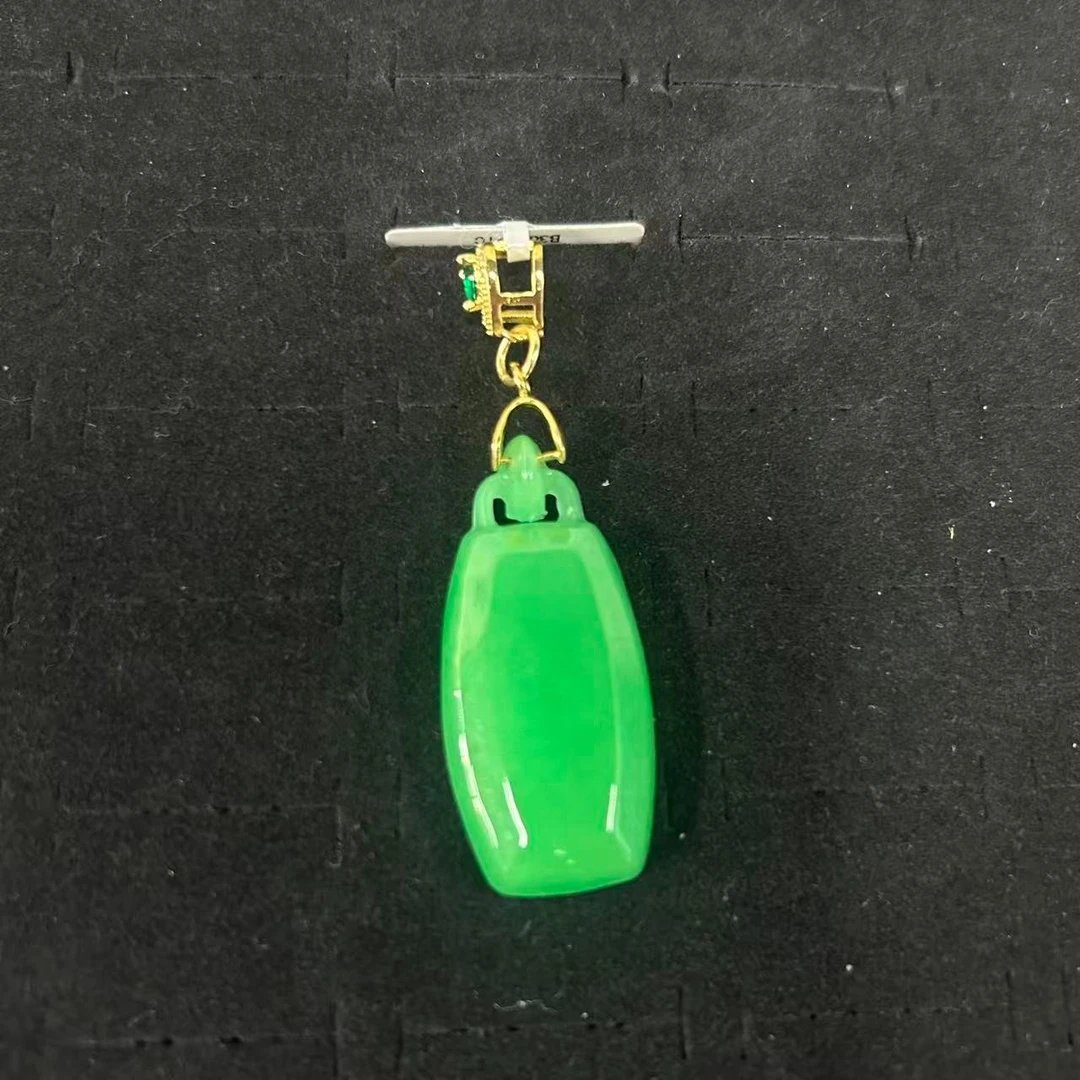 绿翠色无事牌玉石吊坠