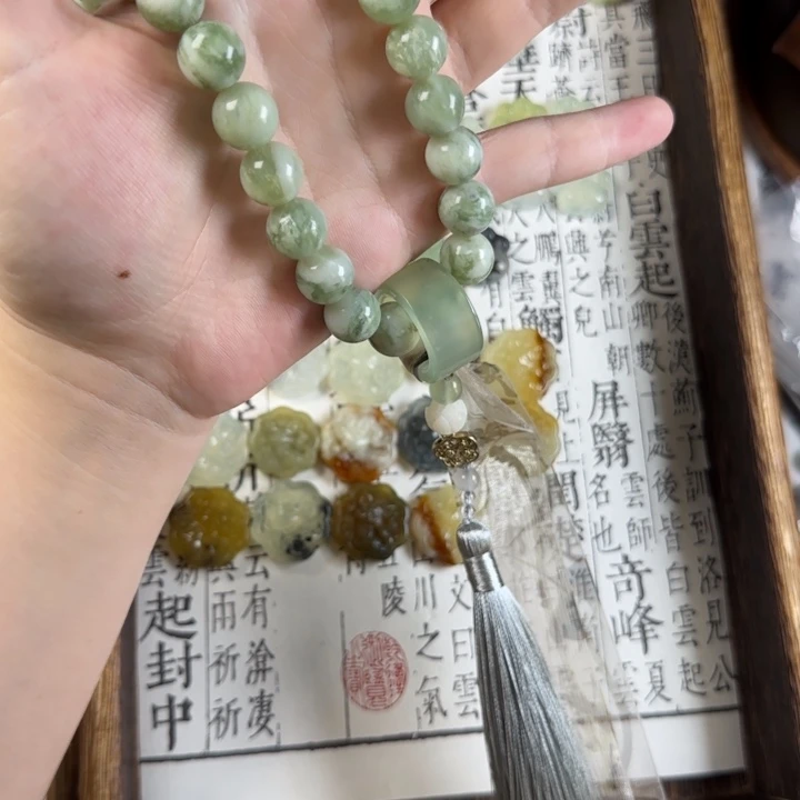 皮***觉合金蛇纹石玉颈饰