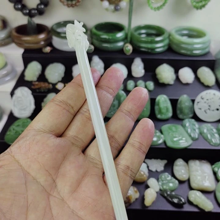 和田玉未镶嵌吊坠(赠链)