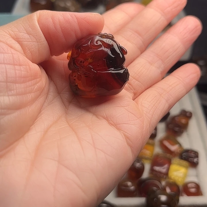琥珀未镶嵌颈饰羊