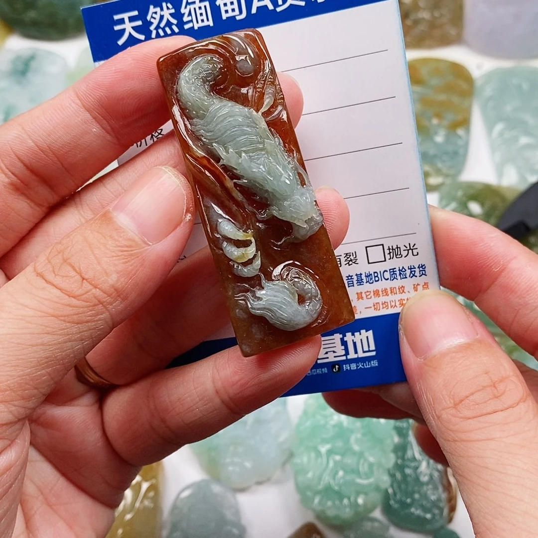 翡翠未镶嵌颈饰龙