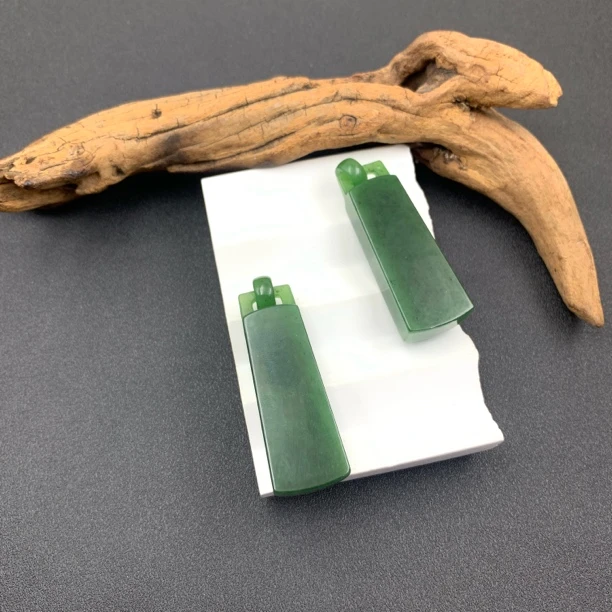 和田玉吊坠-多样性发一-251206024【尺寸约17*52mm】