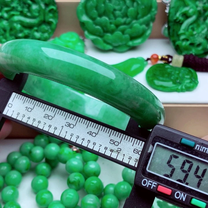 翡翠未镶嵌手镯A货