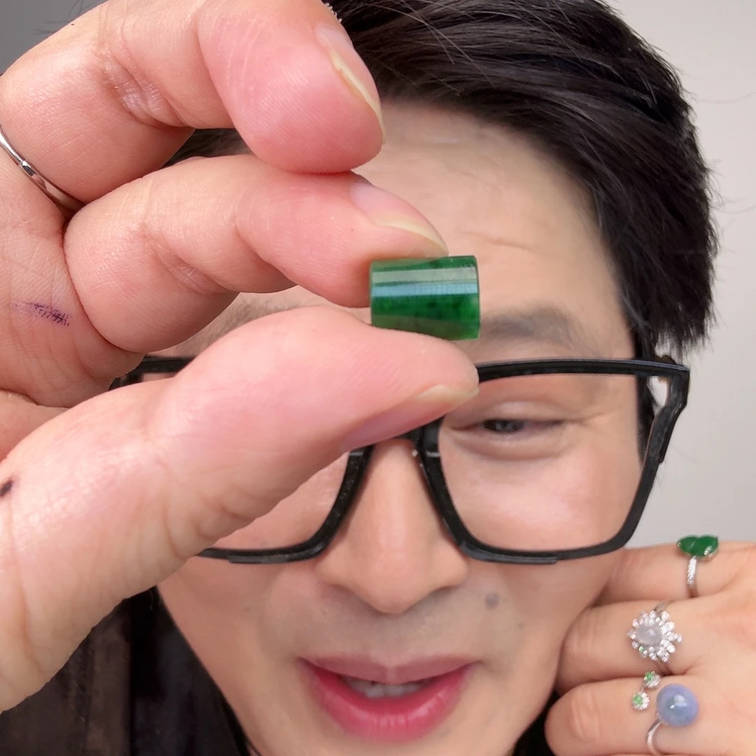 翡翠未镶嵌颈饰一件