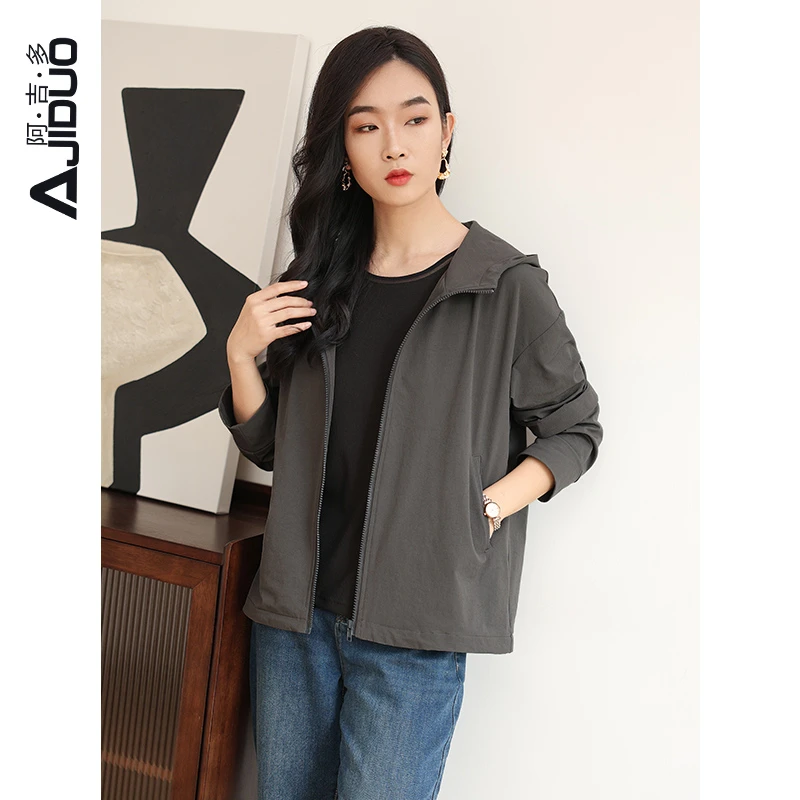 阿吉多连帽短款外套春装女款2025年新款休闲时尚大码宽松冲锋衣