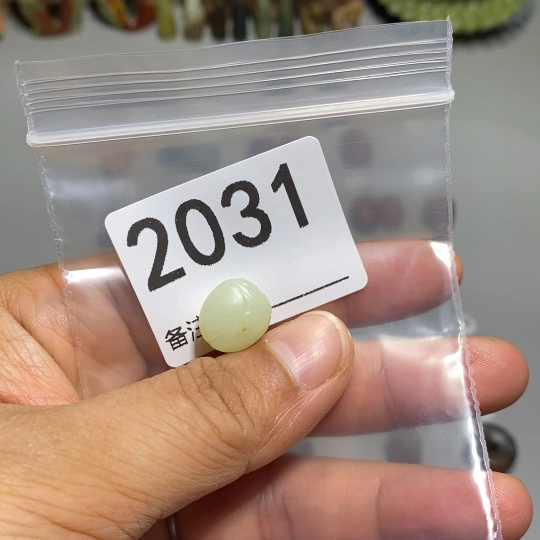 颈饰未镶嵌透闪石质玉?**?