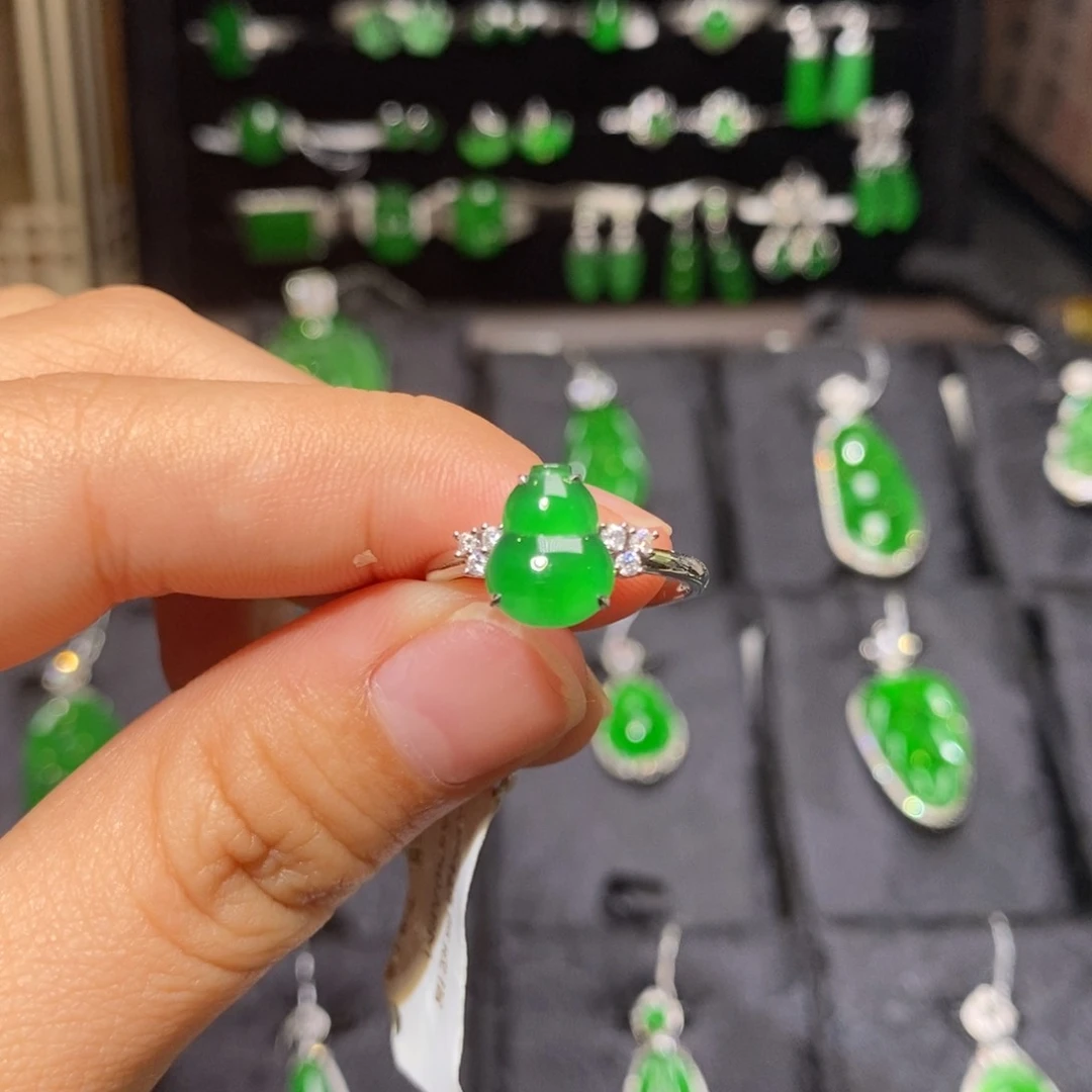 18K金镶嵌戒指翡翠天然翡翠