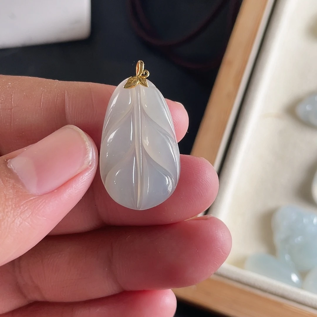 翡翠18K金镶嵌颈饰5885555555