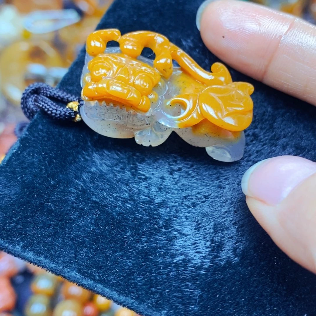 未镶嵌石英质玉（黄龙玉）颈饰