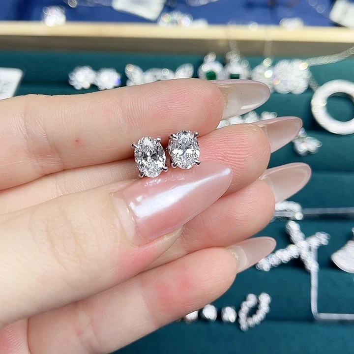 实验室培育钻石铂Pt950镶嵌椭圆一克拉耳钉