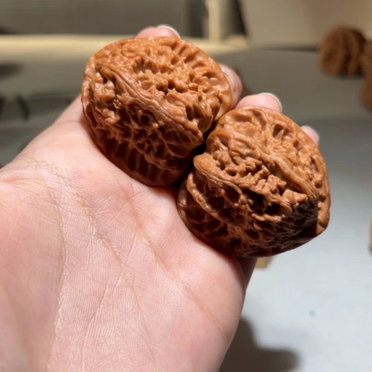 文玩核桃吊坠白狮子