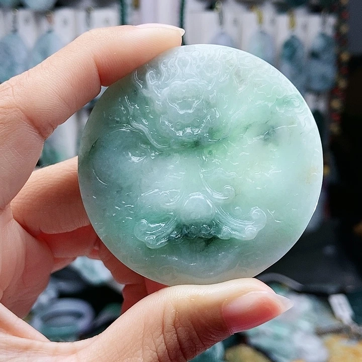 颈饰足铂镶嵌翡翠翡翠