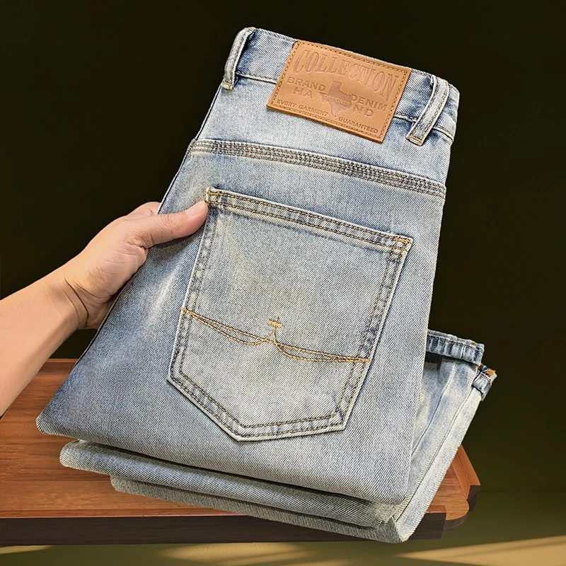高端牛仔裤男士2025年春秋季潮牌修身小脚裤浅蓝色水洗休闲长裤子
