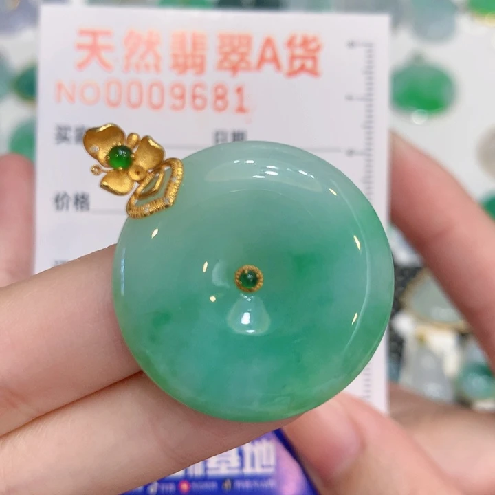 翡翠18K金镶嵌颈饰扣