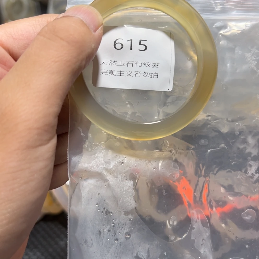 渔***你玛瑙/玉髓手镯未镶嵌56微瑕