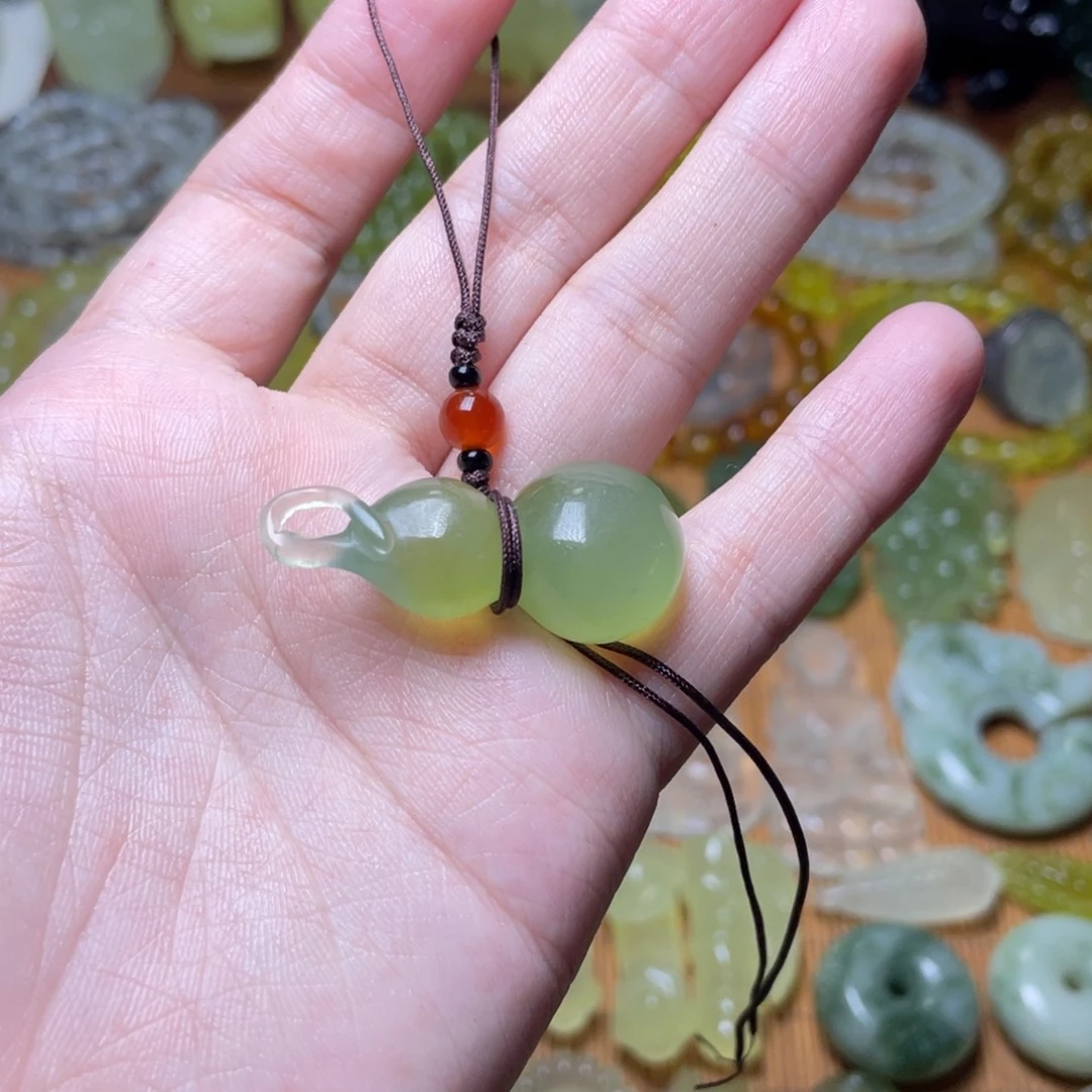 独***君未镶嵌蛇纹石玉钥匙扣