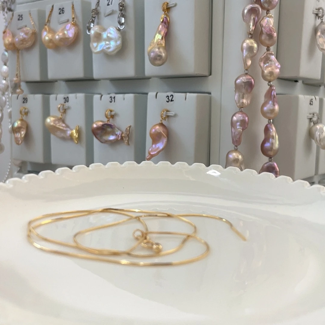 女***的淡水珍珠未镶嵌颈饰