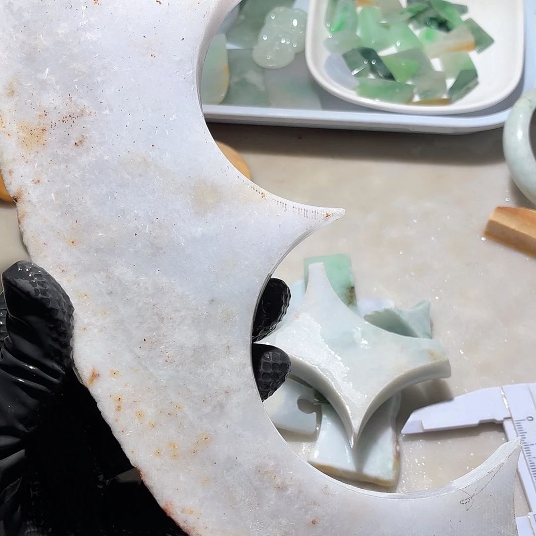 颈饰未镶嵌翡翠边角料