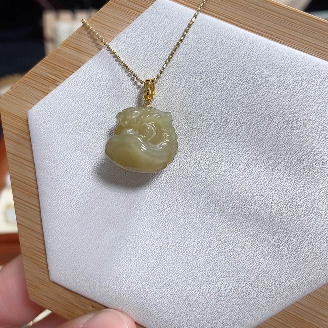 和田玉吊坠(赠链)18K金镶嵌