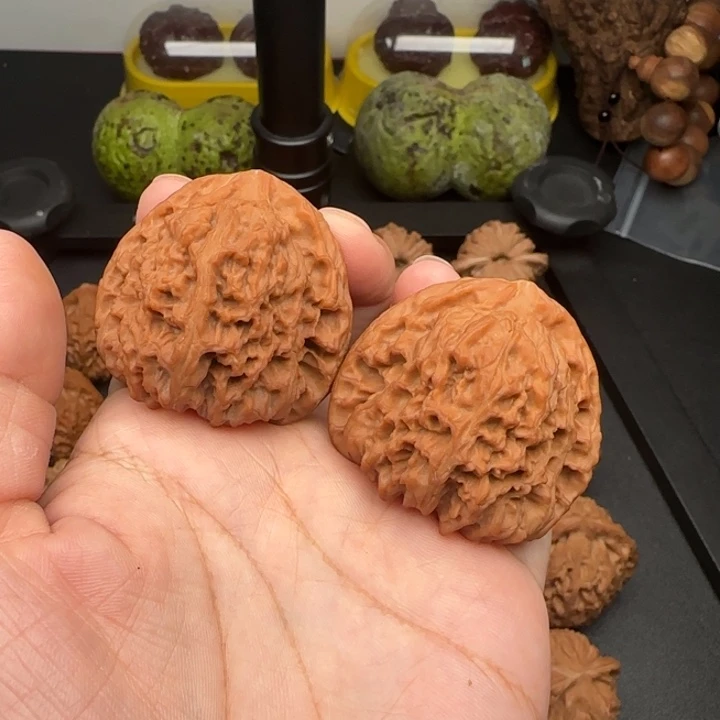 鸢***云42微瑕南疆石文玩核桃