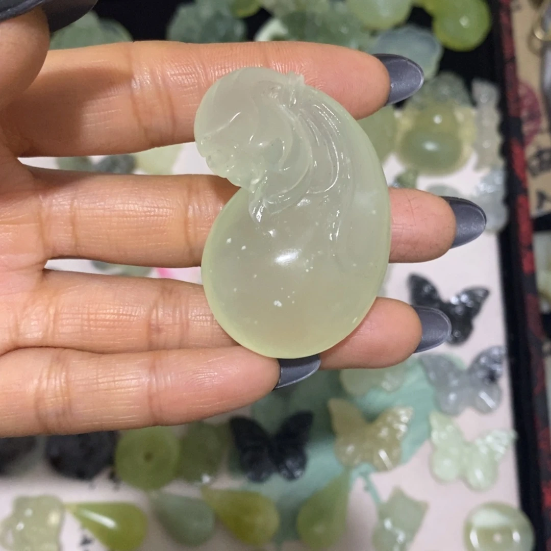 蛇纹石玉未镶嵌颈饰